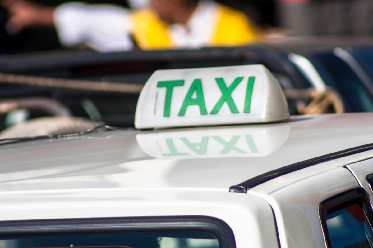 Torne-se um taxista em 2024: requisitos, certificação e investimentos necessários para ingressar nessa tradicional profissão. Saiba como obter a classificação EAR na CNH.
